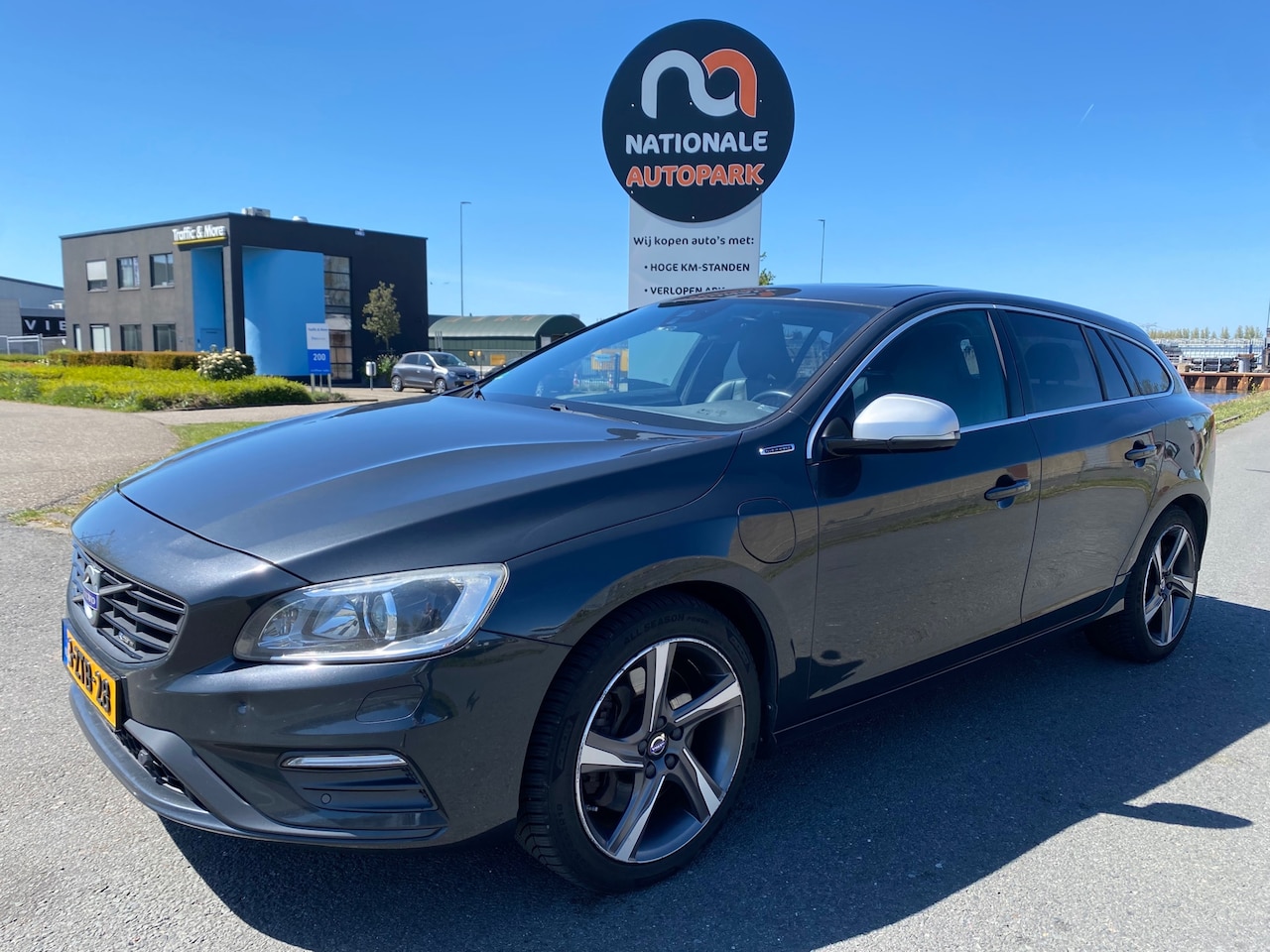 Volvo V60 - 2015 * 2.4 D6 AWD Plug-In Hybrid R-Design * EXPORT / HANDEL - AutoWereld.nl