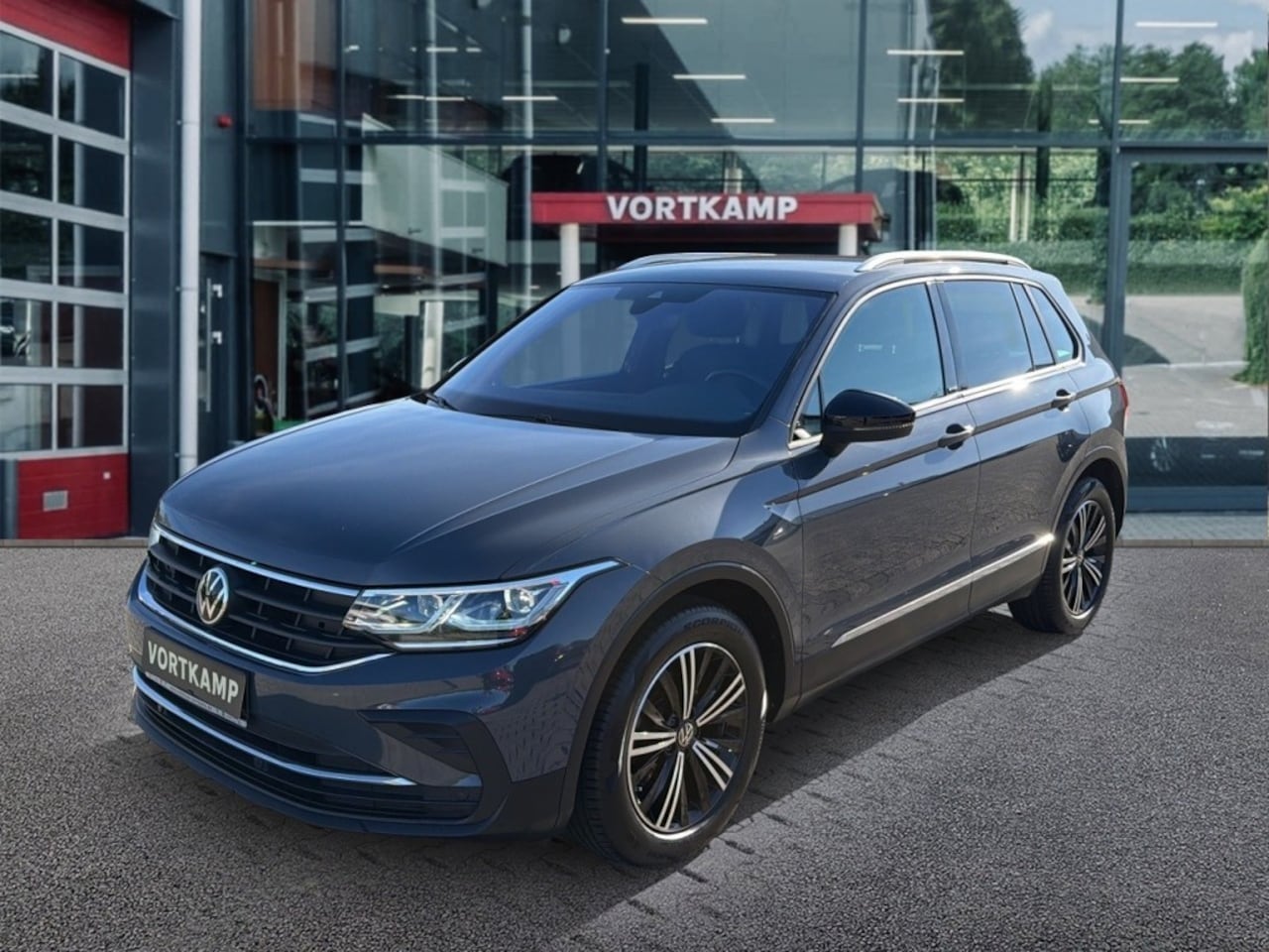 Volkswagen Tiguan - 1.5 TSI DSG 150PK LIFE NAVI/ACC/E-KLEP/PDC/STOELVERW - AutoWereld.nl