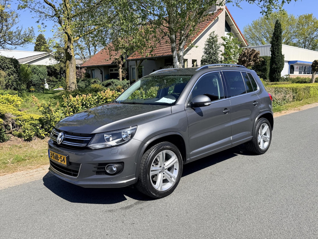 Volkswagen Tiguan - 1.4 TSI R-Line 122PK Navi•Trekhaak - AutoWereld.nl