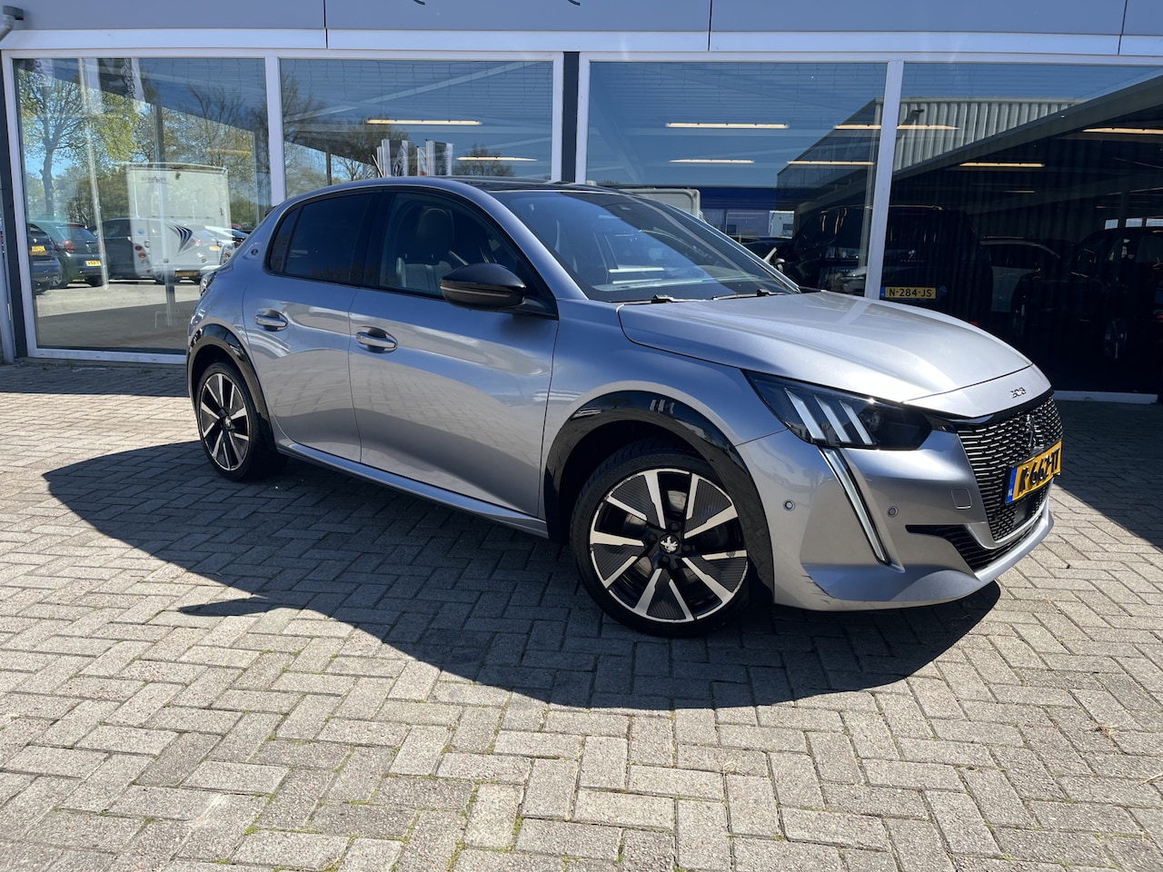Peugeot e-208 - EV GT 350 50 kWh Camera / Cruise / Pano / Lmv /Carplay / Groot nav - AutoWereld.nl