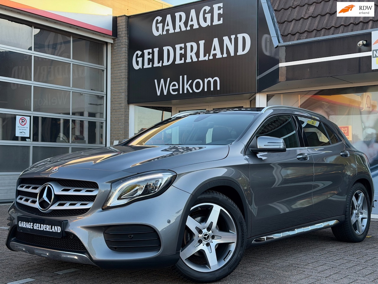 Mercedes-Benz GLA-Klasse - 180 Business Solution AMG | Pano | Leder | Full-Led | Cruise | Climate | Pdc | Isofix | Fu - AutoWereld.nl