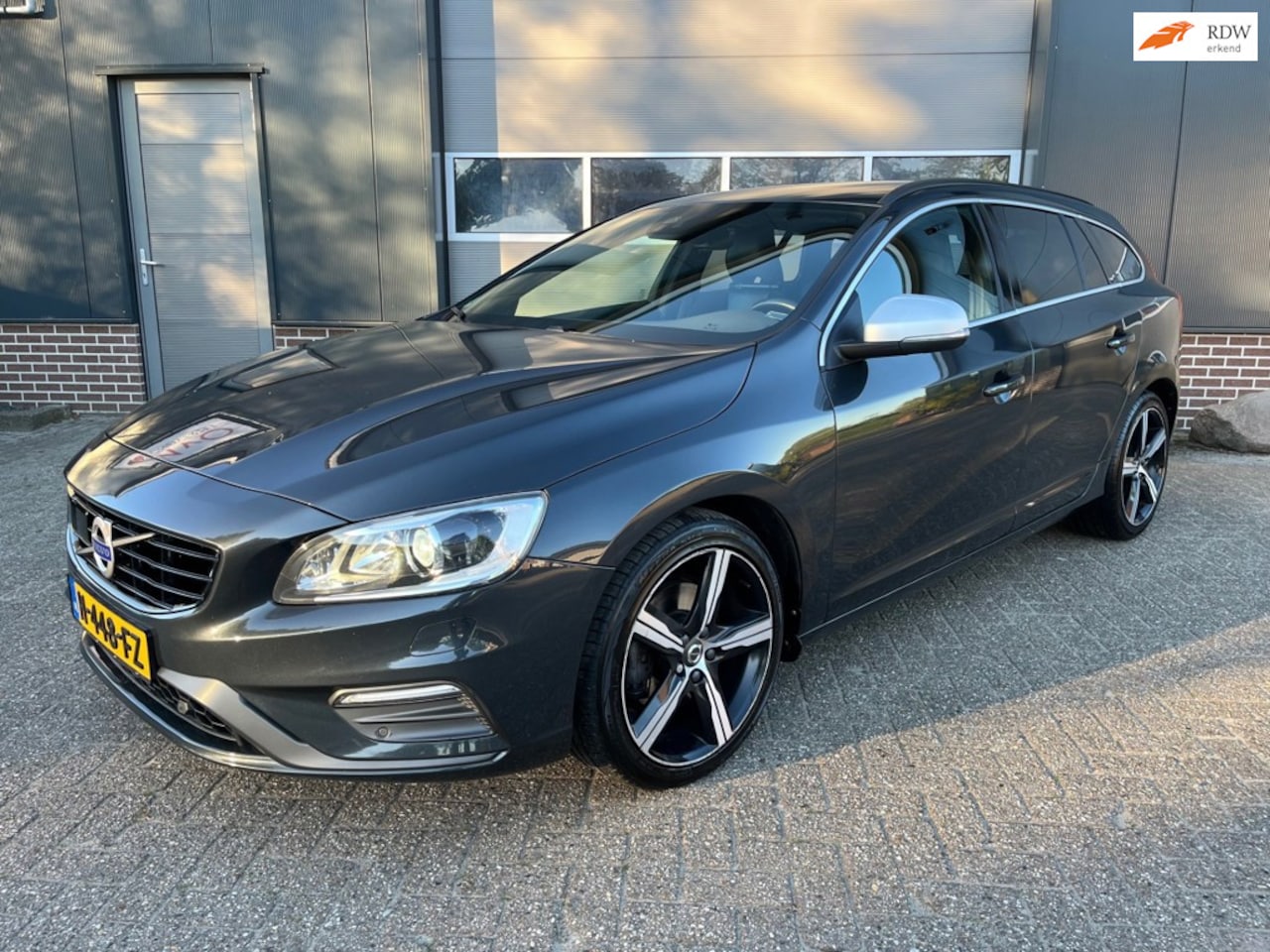 Volvo V60 - 2.0 D4 Business Sport RDesign-Automaat-Navi-Blis! - AutoWereld.nl