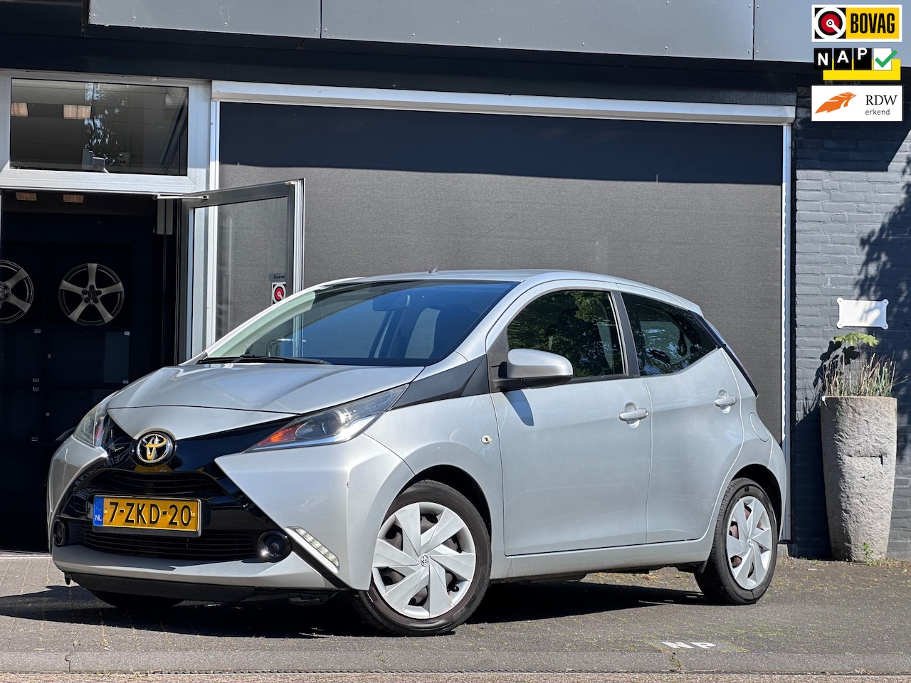 Toyota Aygo - 1.0 VVT-i x-play ORGINEEL NL / CAMERA / AIRCO / ELEKT RAMEN - AutoWereld.nl