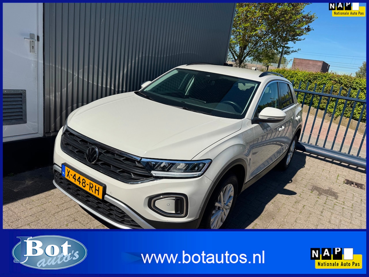 Volkswagen T-Roc - 1.5 TSI Life Business NAVI / CAMERA / SENSOREN V+A / TREKHAAK / NETTE STAAT - AutoWereld.nl