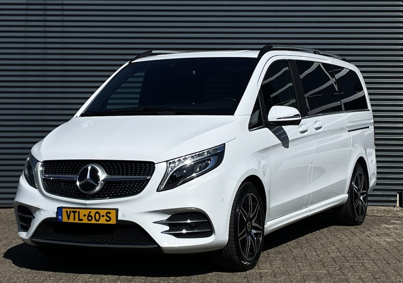 Mercedes-Benz V-klasse - 300d Lang AMG-Line/Luchtver/360°/Burmester - AutoWereld.nl