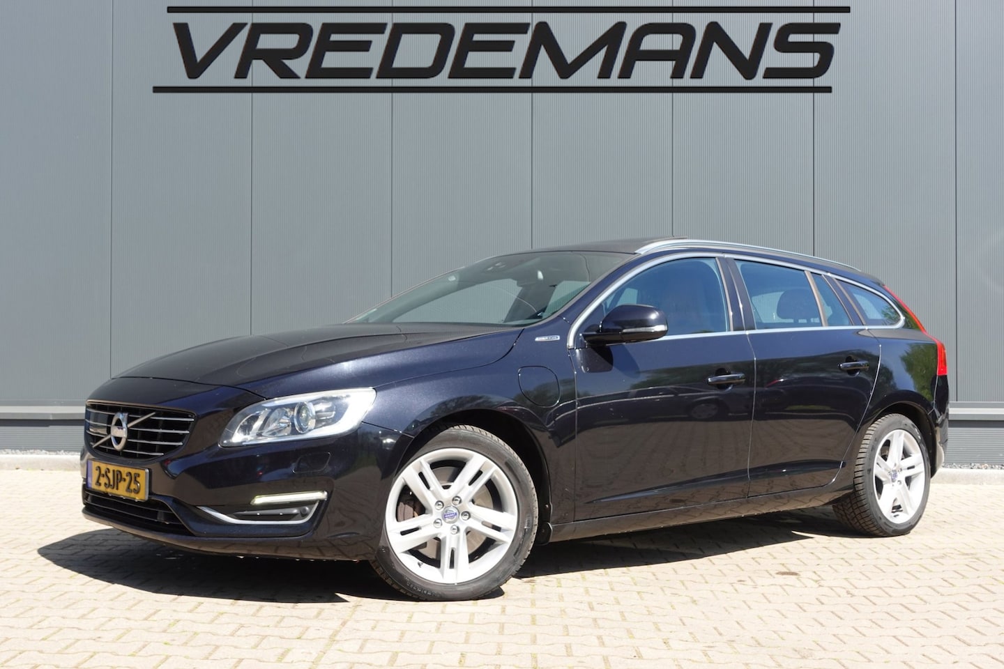 Volvo V60 - 2.4 D6 AWD Plug-In Hybrid Summum LEDER/ADAPTIVE/AUTOMAAT - AutoWereld.nl