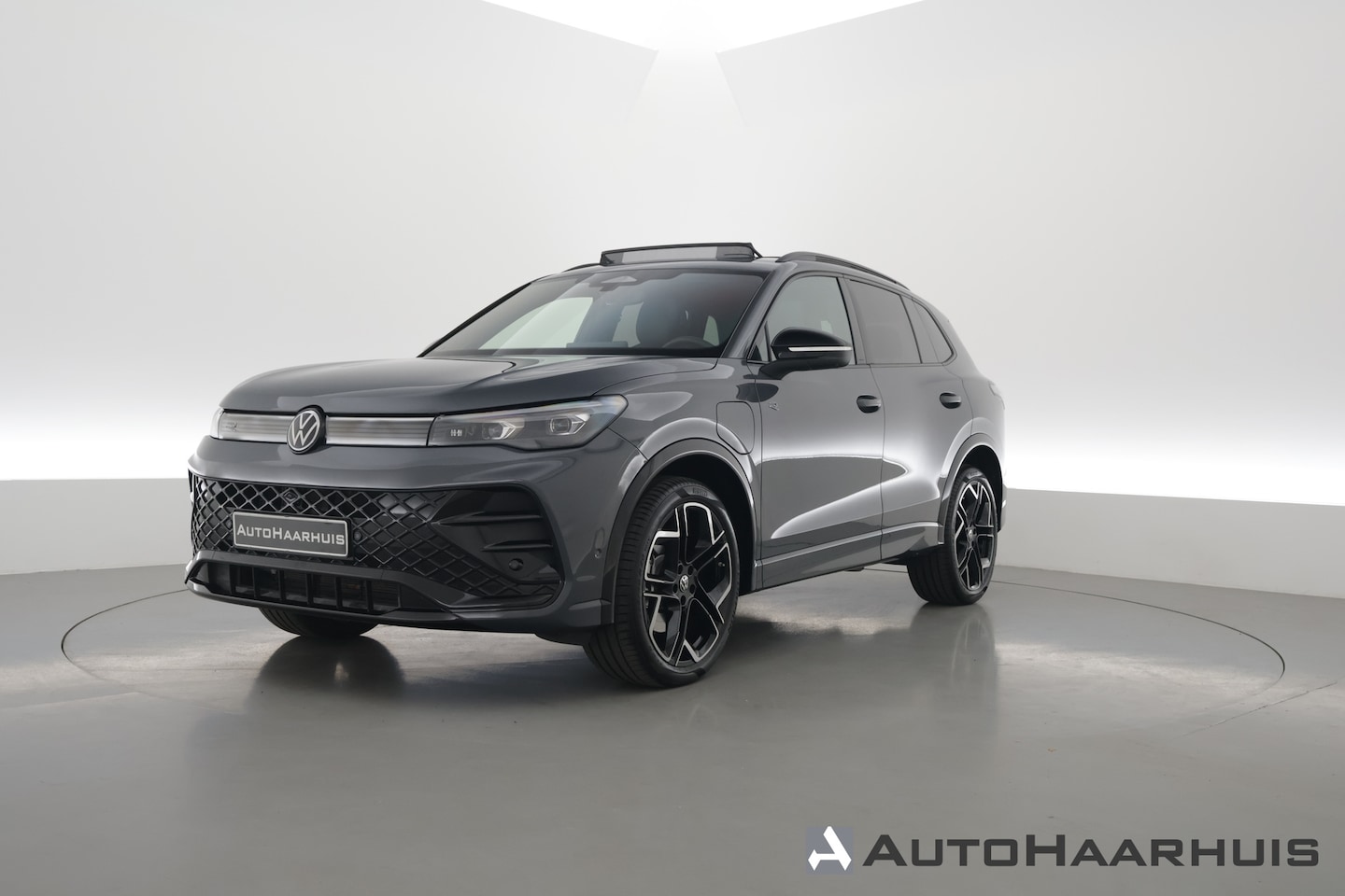 Volkswagen Tiguan - eHybrid R-Line Black Style 272pk | Pano | HUD | Stoelventi. | Massage | Leder | Memory | E - AutoWereld.nl