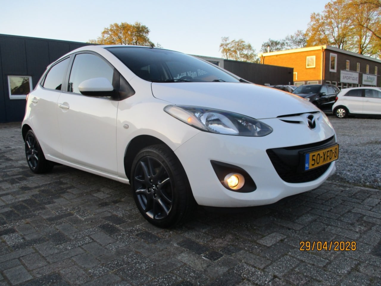 Mazda 2 - wit metallic 1.3 BIFUEL Nav. GT - AutoWereld.nl