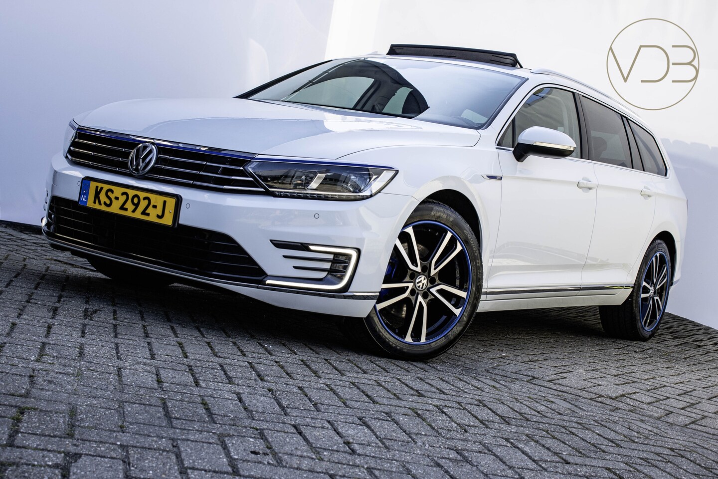 Volkswagen Passat Variant - 1.4 TSI GTE Connected Series Plus Panorama Trekhaak - AutoWereld.nl