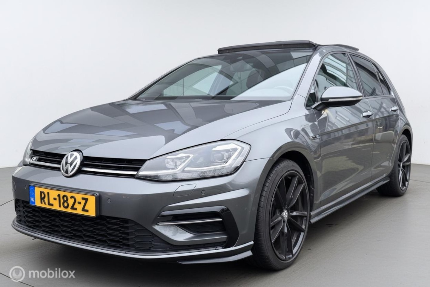 Volkswagen Golf - 1.4 TSI High 3x R-Line Camera|Keyless|Pano - AutoWereld.nl