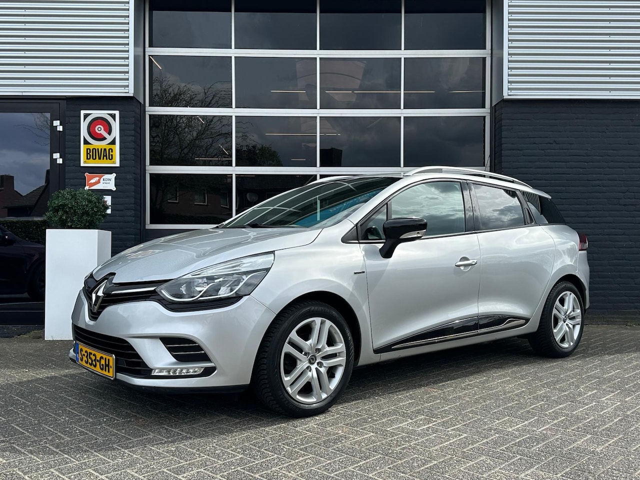 Renault Clio Estate - 0.9 Life Limited, Airco, Bluetooth, Cruise, Stoelverwarming, Radio, PDC - AutoWereld.nl