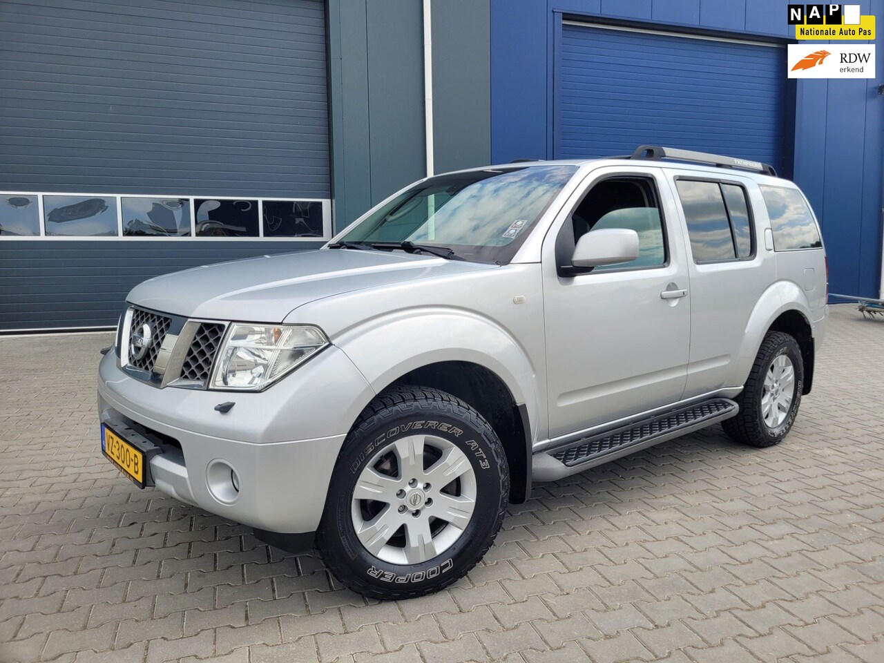 Nissan Pathfinder - 2.5 SE Scuifdak Grijs Kenteken - AutoWereld.nl