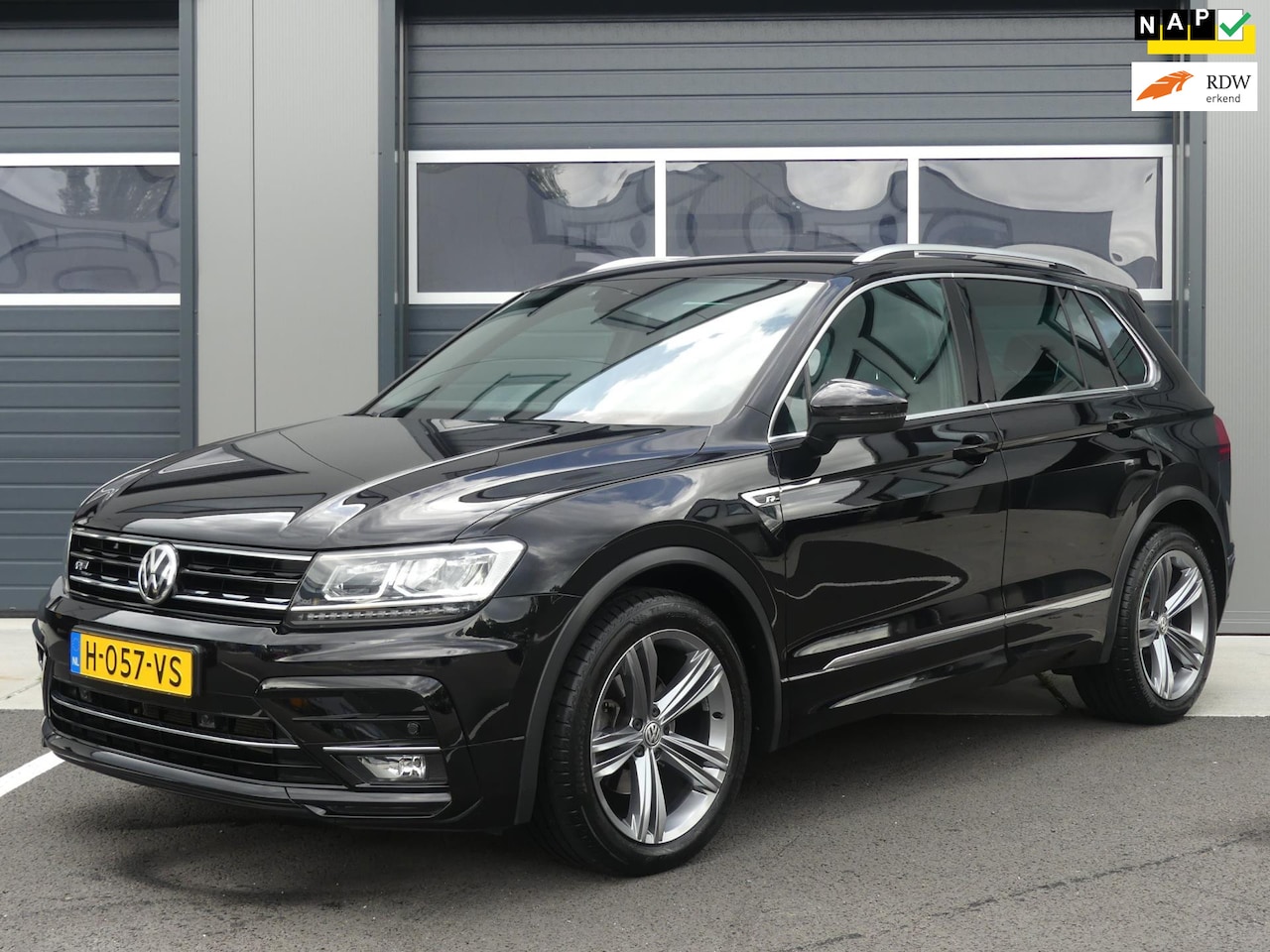 Volkswagen Tiguan - 1.5 TSI R-line ACT DSG / Automaat Groot Navi Digital Dashboard Xenon Adapt.Cruise Boekjes - AutoWereld.nl