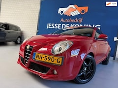 Alfa Romeo MiTo - 1.4 Distinctive / bj.2009 / kleur: rood / airco / sportvelgen / APK tot 04/2027 / NAP met