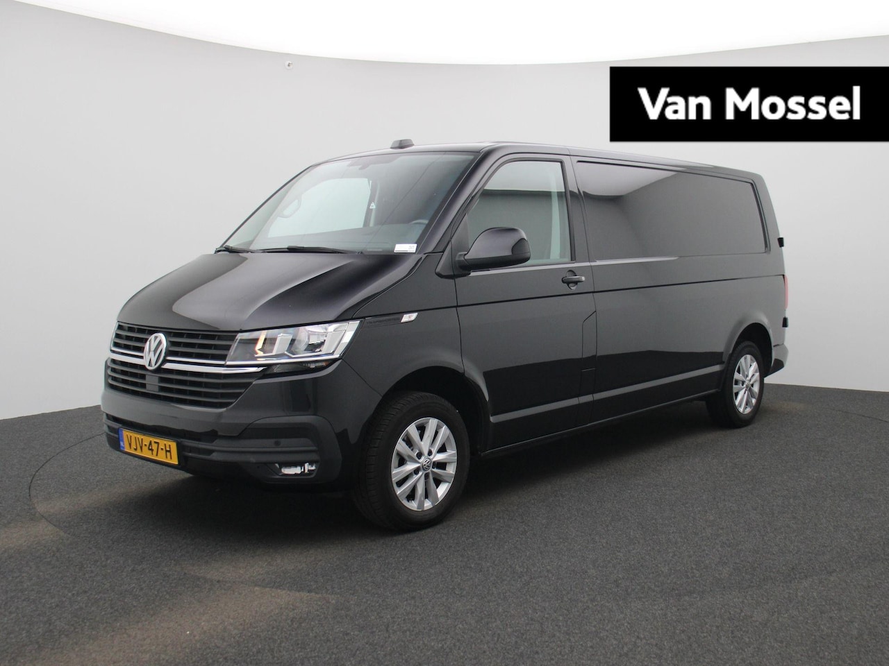 Volkswagen Transporter - 2.0 TDI L2H1 110PK | Trekhaak | Parkeersensoren Voor + Achter | Airco | Cruise Control | M - AutoWereld.nl