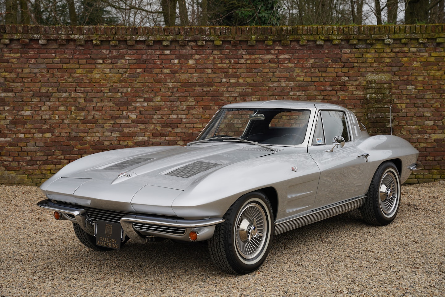 Corvette C2 - Sting Ray Split-Window 327 Coupé Finished in "Sebring Silver" over a black leather interio - AutoWereld.nl