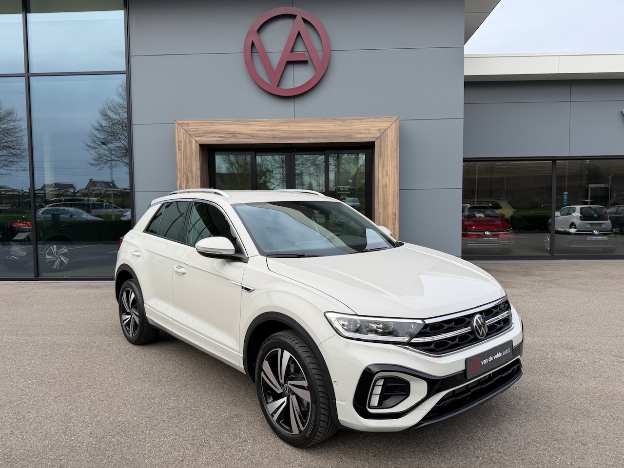 Volkswagen T-Roc - 1.5 TSI 150pk DSG R-Line | Trekhaak | Camera | Keyless | Elek. Achterklep | Dode hoek | Ri - AutoWereld.nl