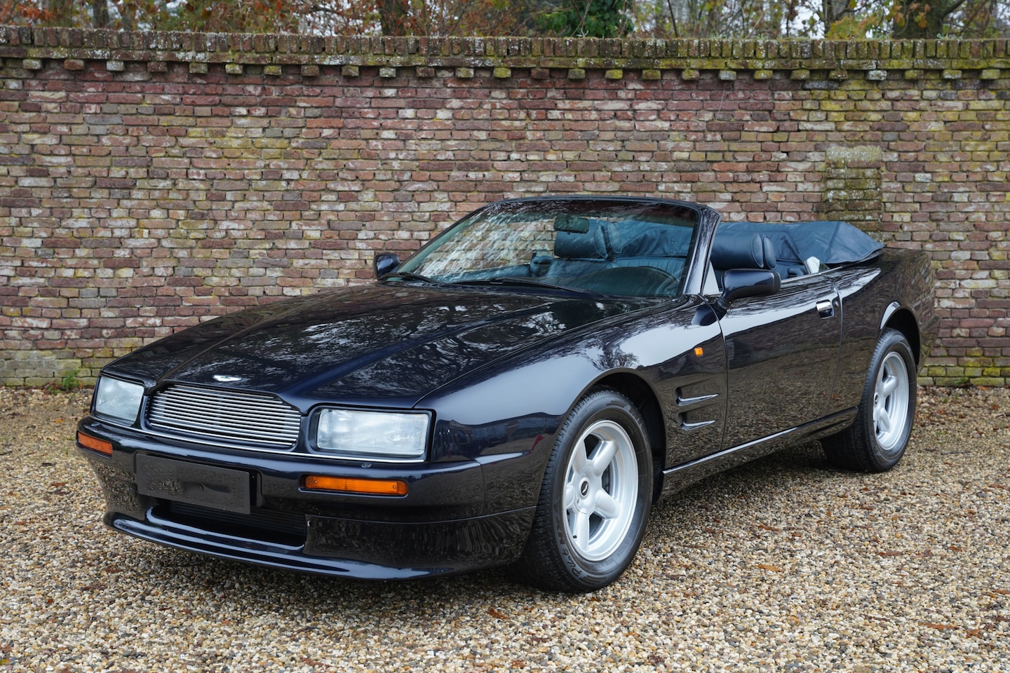 Aston Martin V12 Virage Volante - European car (Kroymans NL), "Porsche" Nachtblau, - AutoWereld.nl