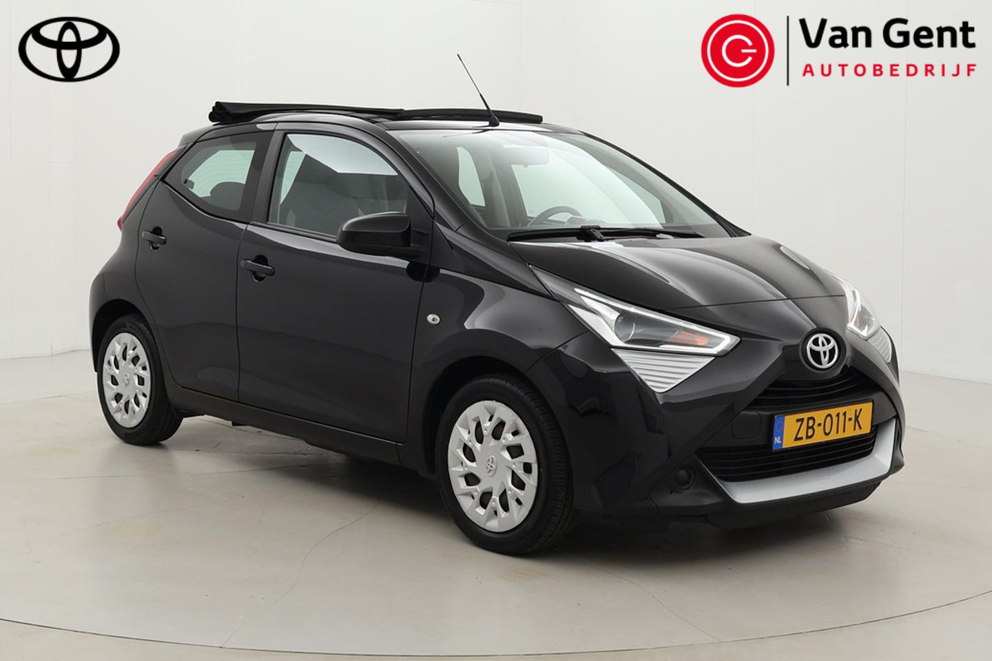 Toyota Aygo - 1.0 VVT-i x-play | Elektrisch vouwdak | Airco | Camera | Bluetooth | Elektrische ramen voo - AutoWereld.nl