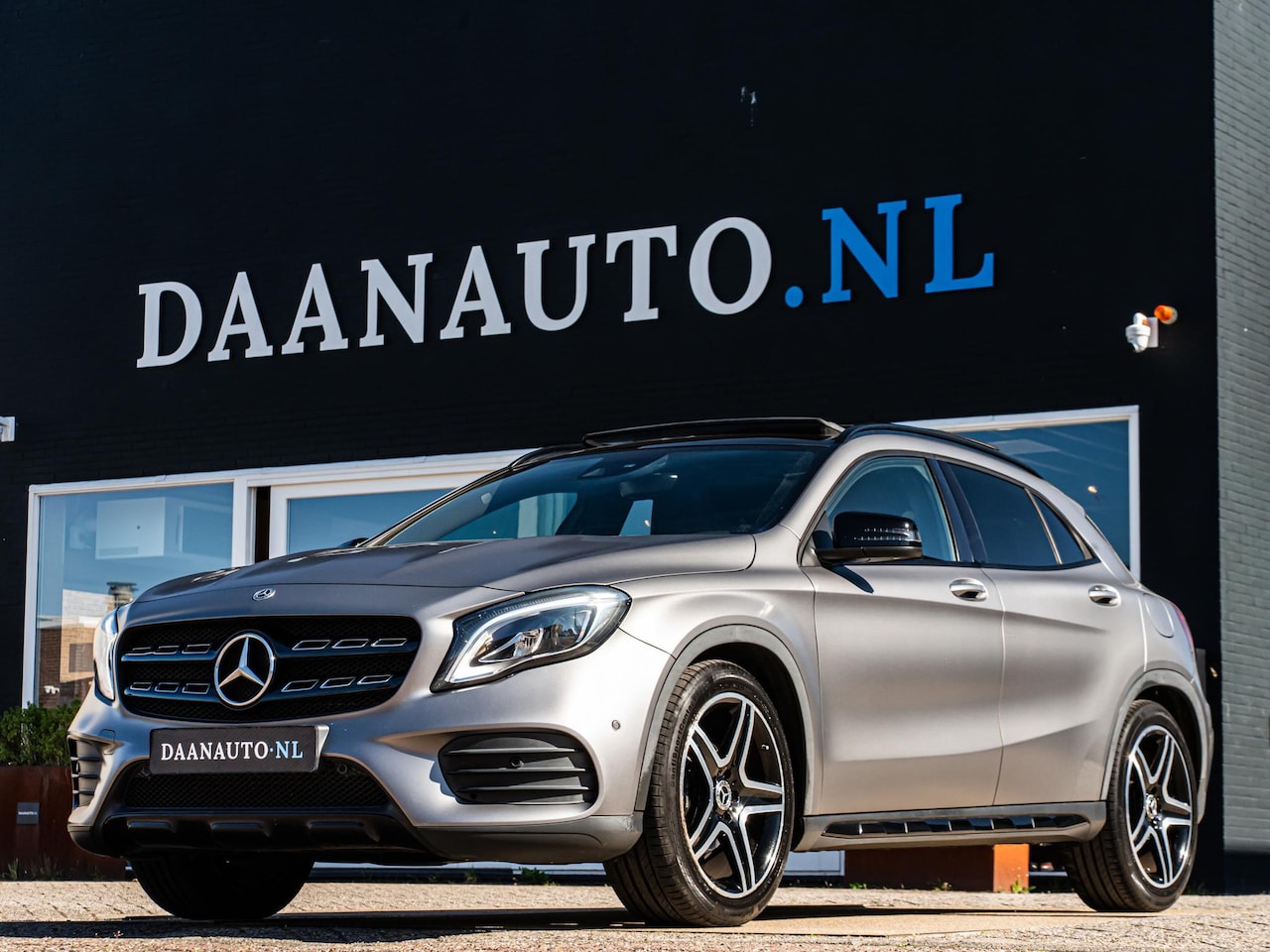 Mercedes-Benz GLA-Klasse - GLA180 AMG Night Pano Magno Keyless Camera - AutoWereld.nl