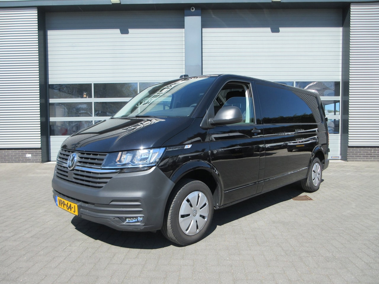 Volkswagen Transporter - 2.0 TDI L2H1 airco navigatie trekhaak - AutoWereld.nl
