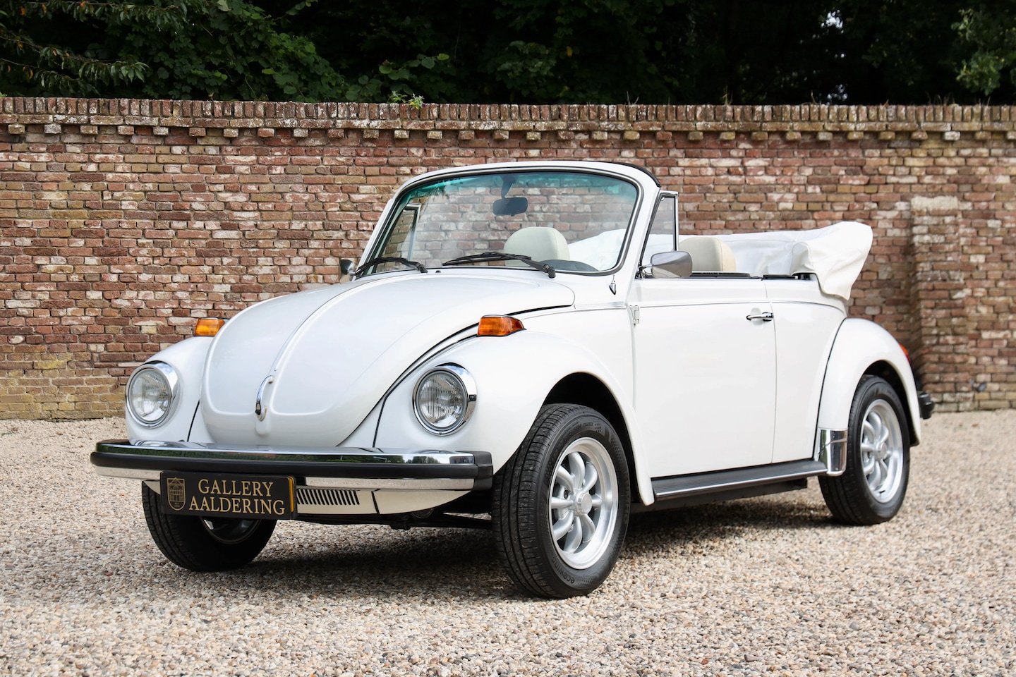 Volkswagen Beetle Cabriolet - 1303 Convertible "Champagne Edition" Restored condition, Triple white livery - Alpinweiss - AutoWereld.nl