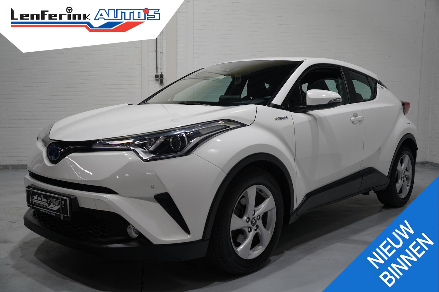 Toyota C-HR - 1.8 Hybrid Active navigatie 1e eigen. cruise-controle 17"-lmv drivers-assist PDC v+a ECC c - AutoWereld.nl
