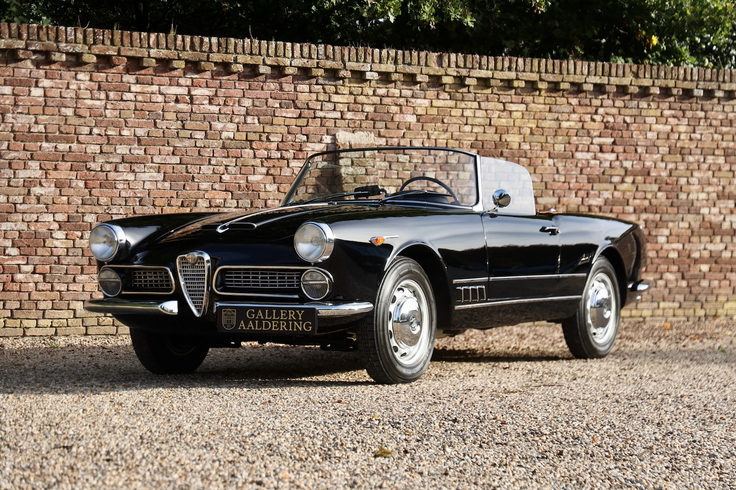 Alfa Romeo 2000 - Touring Spider Well restored and maintained throughout by specialists, Sophisticated color - AutoWereld.nl