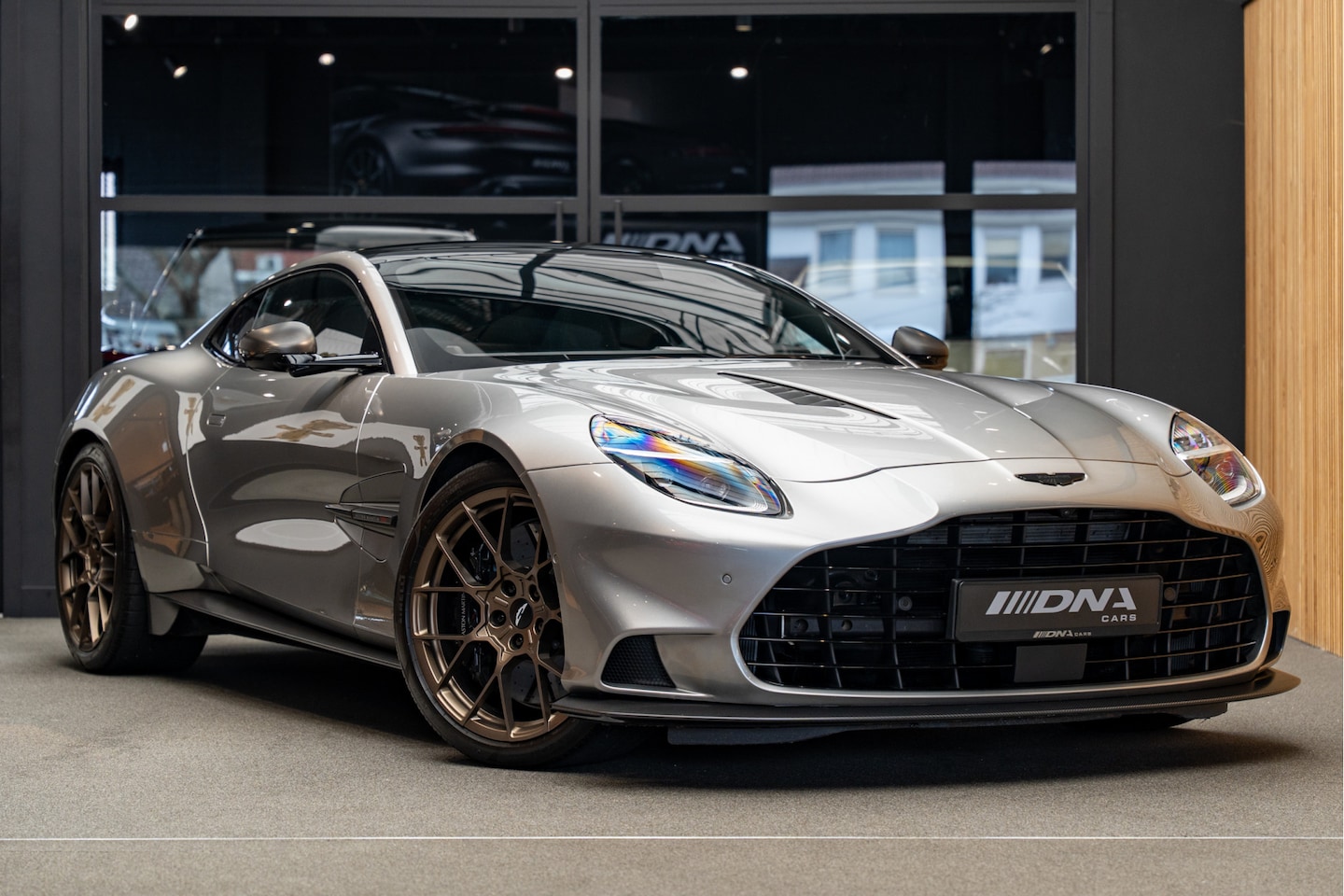 Aston Martin V12 Vanquish - Carbon Keramisch 6.0 V12 Forest Green - AutoWereld.nl