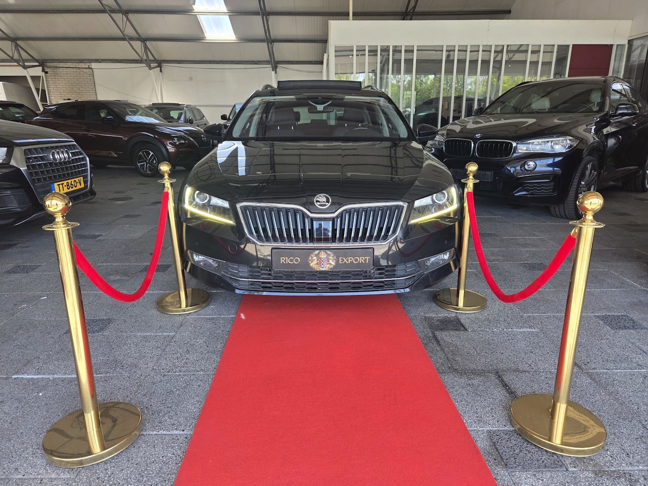 Skoda Superb Combi - 2.0 TDI 4x4 Laurin & Klement Business PANO AUTOMAAT - AutoWereld.nl