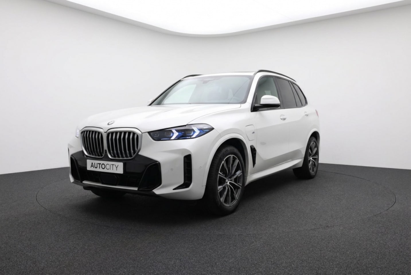BMW X5 - 50 e xDrive M Sport Pano l Trekhaak l HUD l 360 l Drive ASSISTAN - AutoWereld.nl