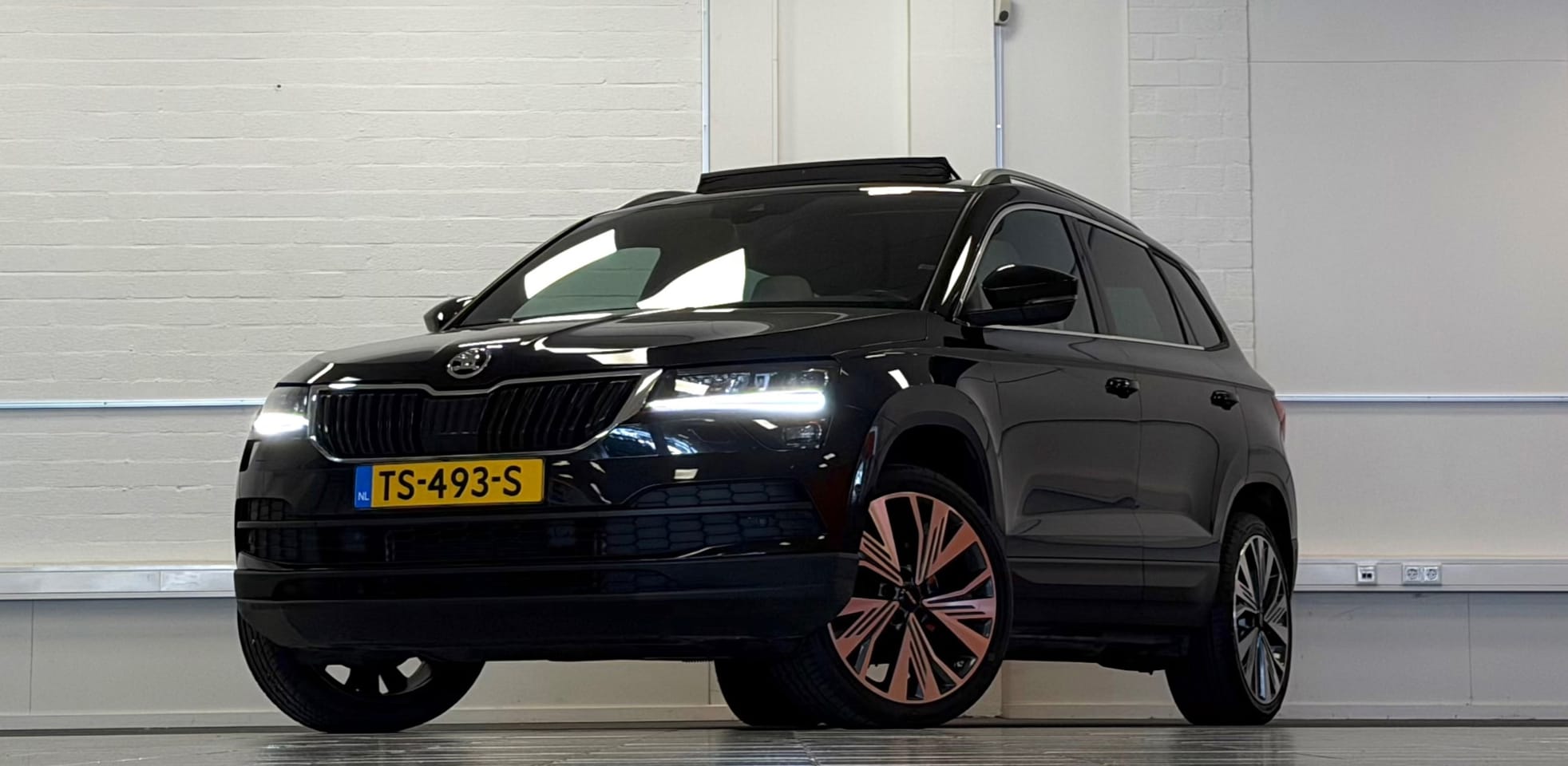 Skoda Karoq - 1.5 TSI ACT Style Business Lerenbekleding Adaptieve cruise Trekhaak - AutoWereld.nl
