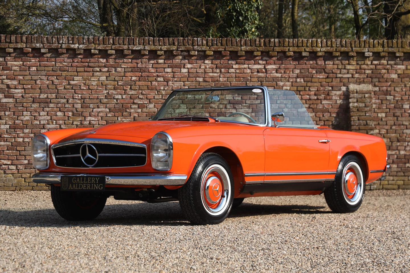 Mercedes-Benz SL-klasse Cabrio - 230 Pagode "Ex-factory in DB574 - Orange" The color “DB574” is a kind of mysterious color - AutoWereld.nl