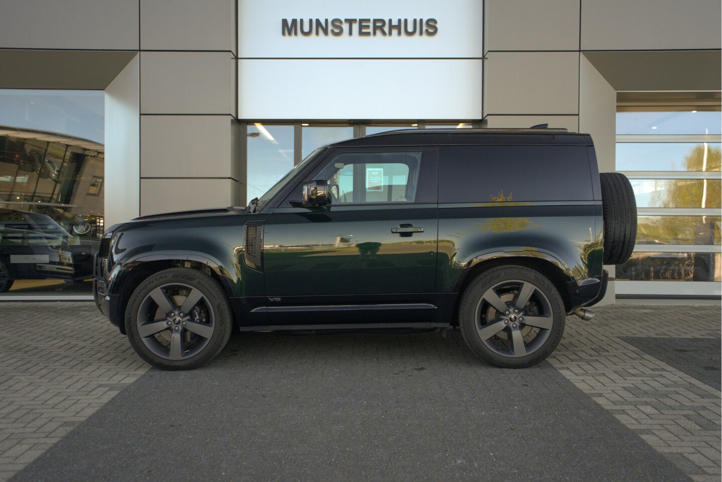 Land Rover Defender 90 - 5.0 P525 V8 | Grijs kenteken | Koelvak | Elektrische trekhaak | - AutoWereld.nl