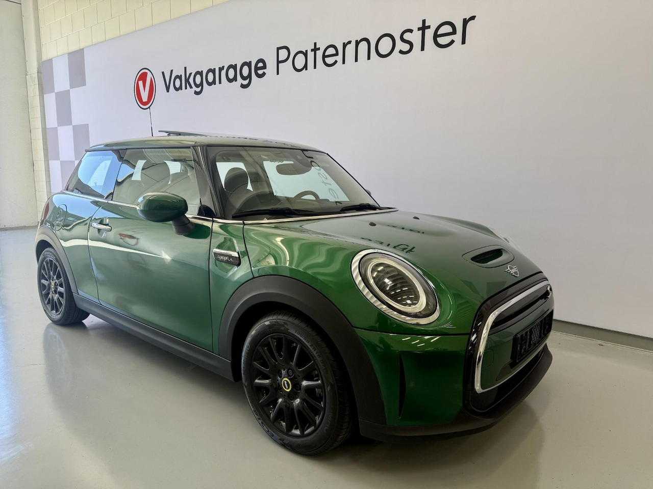 MINI Mini-Electric - Camden Plus Edition 33 kWh Pano / HUD / Leder / Stoelverwarming - AutoWereld.nl