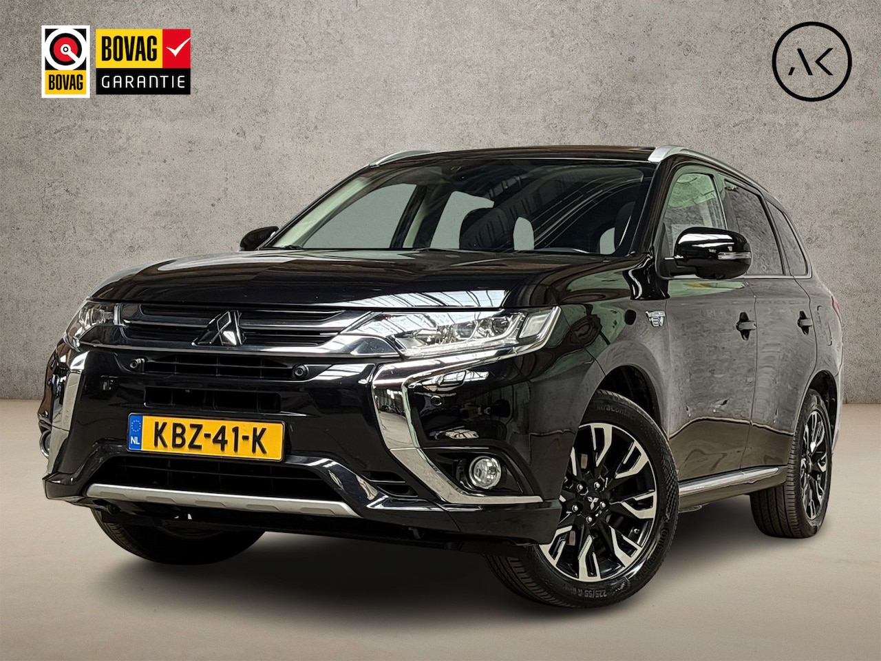 Mitsubishi Outlander - 2.0 PHEV Deluxe 204Pk Automaat (SCHUIFDAK, NAVIGATIE, LEDER, 360 CAMERA, GETINT GLAS, STUU - AutoWereld.nl