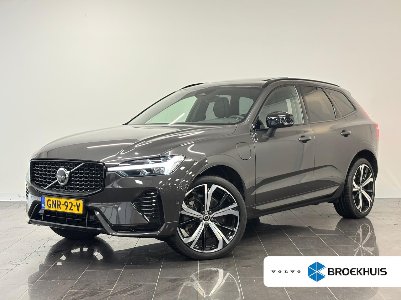 Volvo XC60 - Recharge T6 AWD Plus Dark | SoH 100% | PDC V+A en 360 camera | Keyless Entry - Start | Pan - AutoWereld.nl
