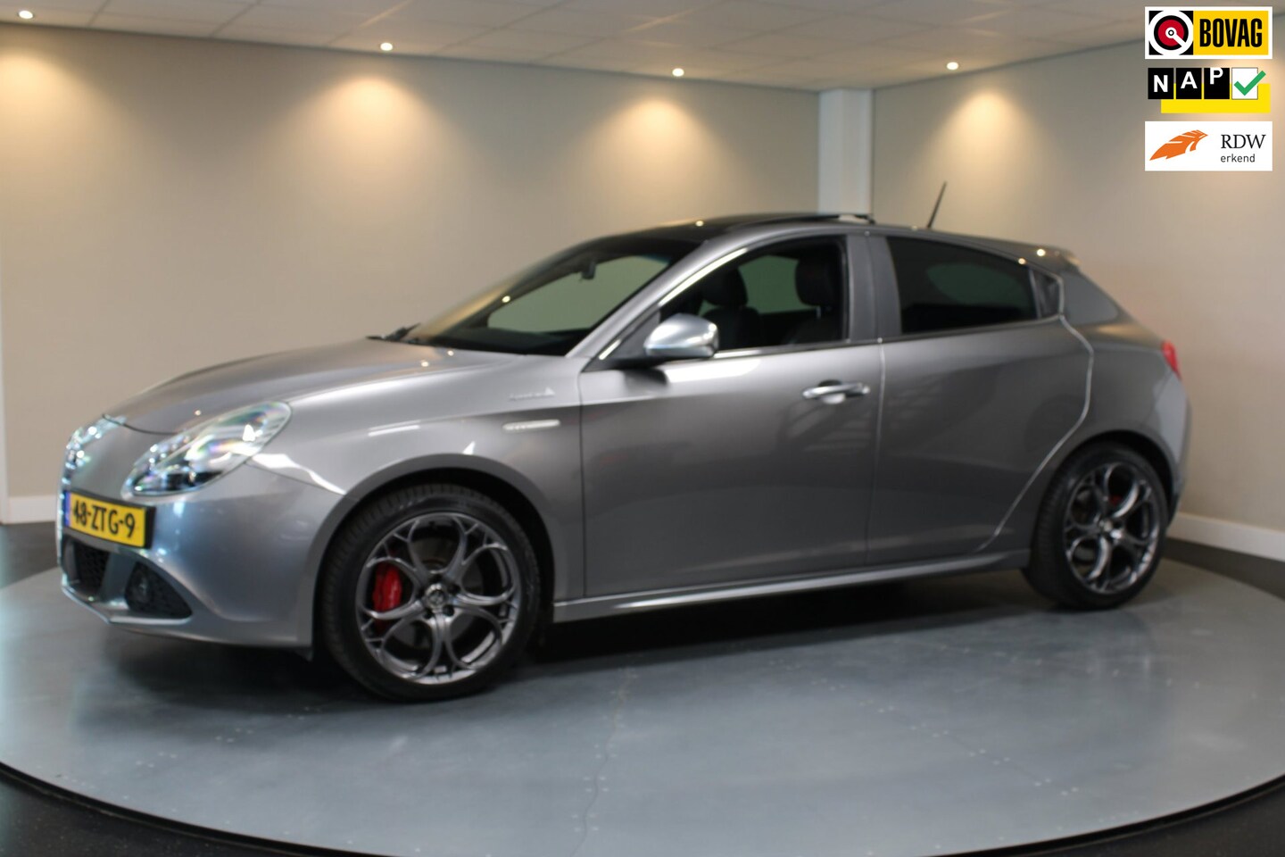Alfa Romeo Giulietta - 1.4 T Business Executive *Limited Edition No'096!* Pack QV Sportiva|Pano|Leer|Cruise|Clima - AutoWereld.nl