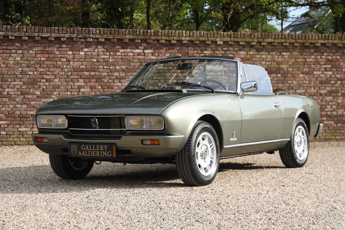 Peugeot 504 - Cabriolet "Gris Fume métallisé" "Restored" at the time by true purist - Known for his coll - AutoWereld.nl