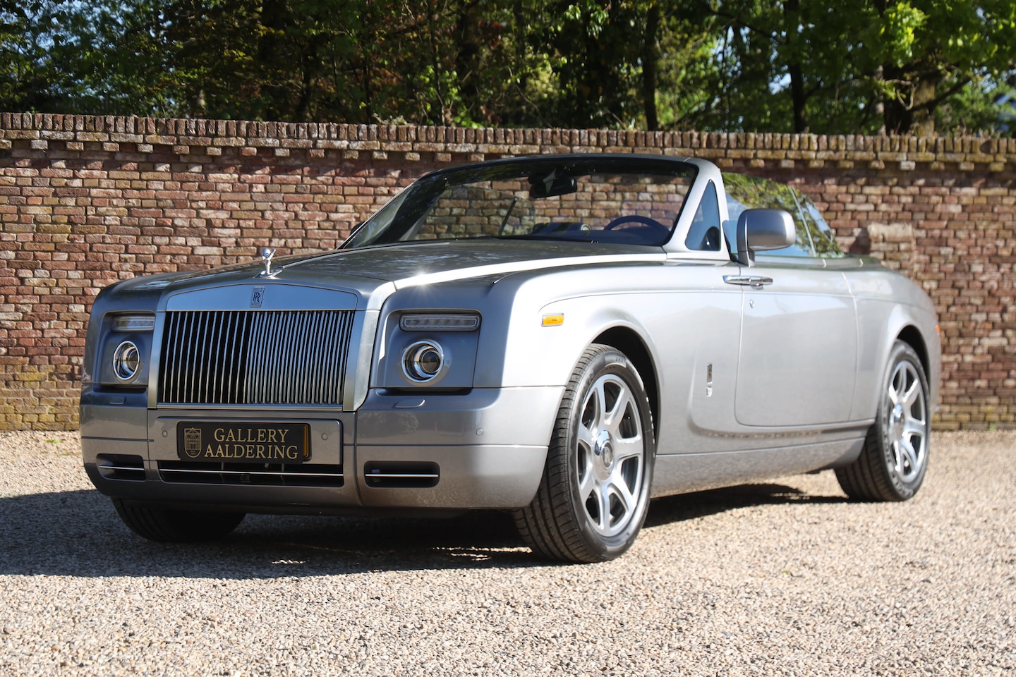 Rolls-Royce Phantom - Drophead Coupé "One of the finest" Livery in "Jubilee Silver" with Black/Creme Light leath - AutoWereld.nl