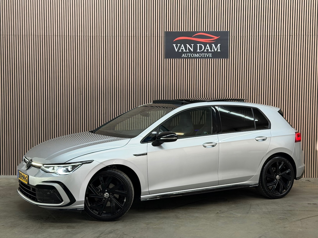 Volkswagen Golf - 1.5 eTSI R-Line Business 2024 IQ-LIGHT PANO CAMERA - AutoWereld.nl