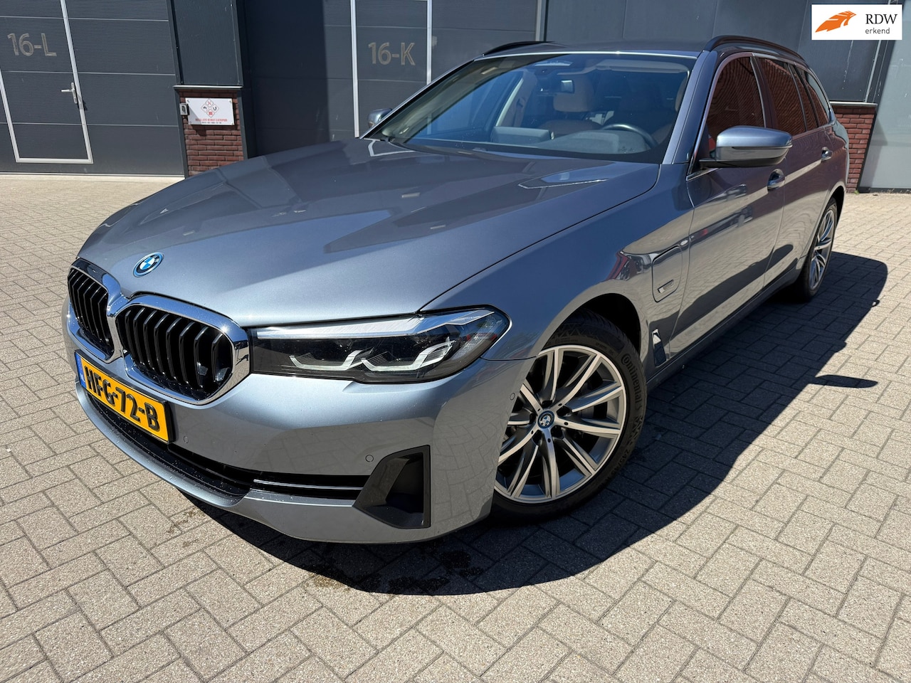 BMW 5-serie Touring - 530e TOURING 2021/BTW AUTO/SPORTLEDER/VIRTUAL COCKPIT/STUURVERWARMING/NIEUWSTAAT/COMPLEET - AutoWereld.nl