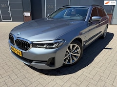 BMW 5-serie Touring - 530e TOURING 2021/BTW AUTO/SPORTLEDER/VIRTUAL COCKPIT/STUURVERWARMING/NIEUWSTAAT/COMPLEET