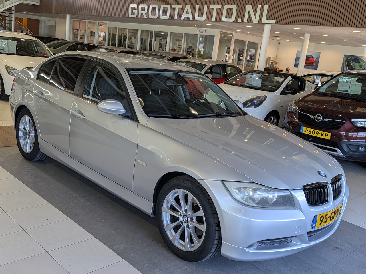 BMW 3-serie - 320i Business Line Automaat Airco, Cruise Control, Stuurbekrachtiging - AutoWereld.nl