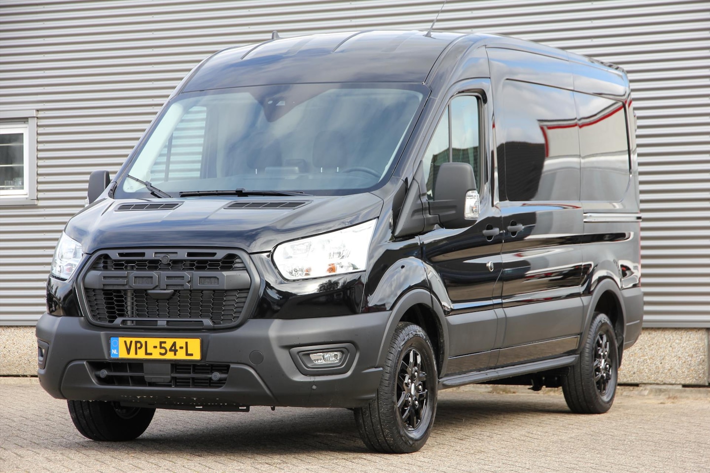 Ford Transit - GB 350 L2H2 TDCi 130pk FWD Trend 'Black on Black Edition' | Navi | Voorruitverw. | Camera - AutoWereld.nl