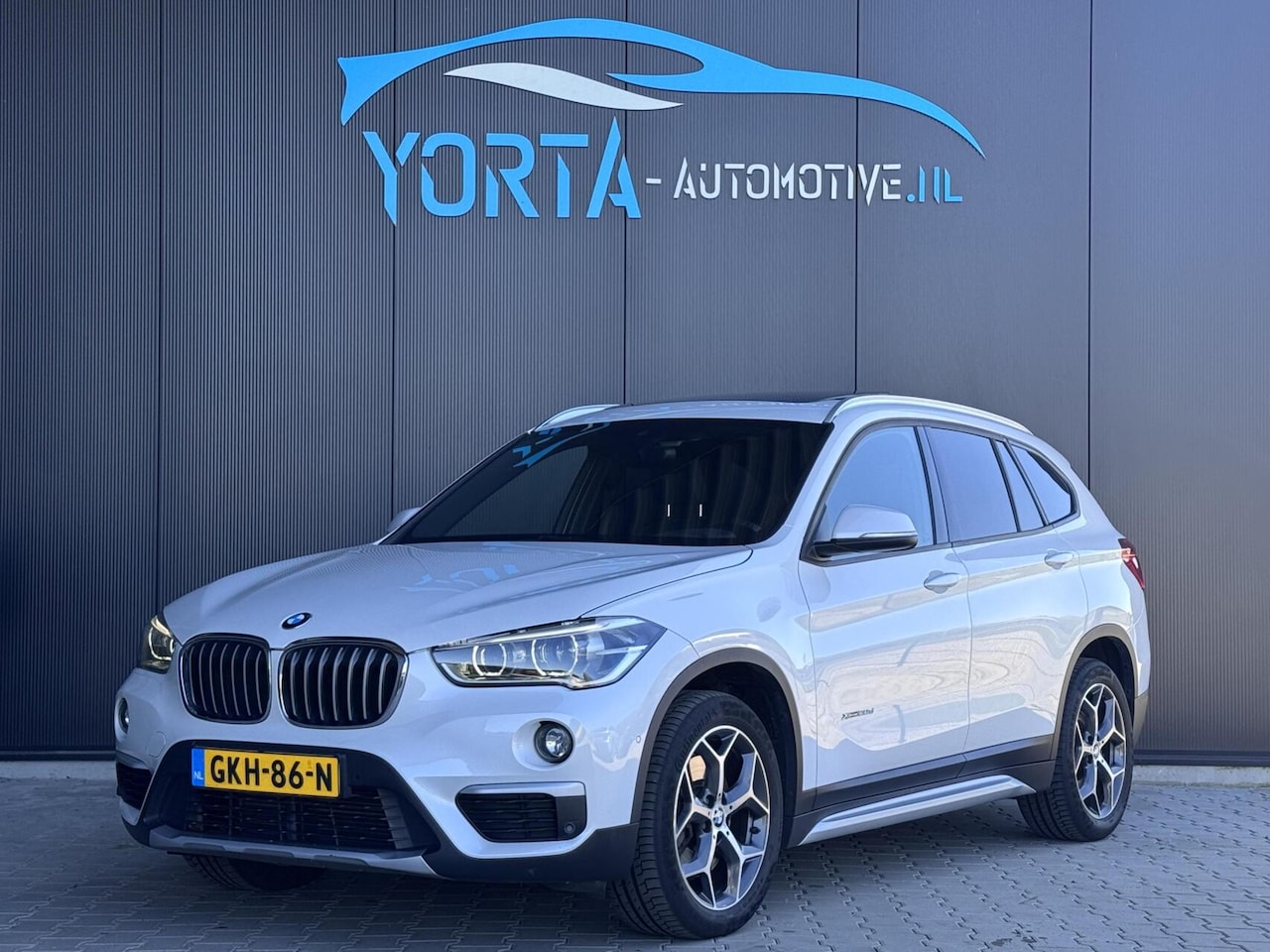 BMW X1 - xDrive20d High Executive AUTOMAAT*PANO*AFN. HAAK*LED - AutoWereld.nl