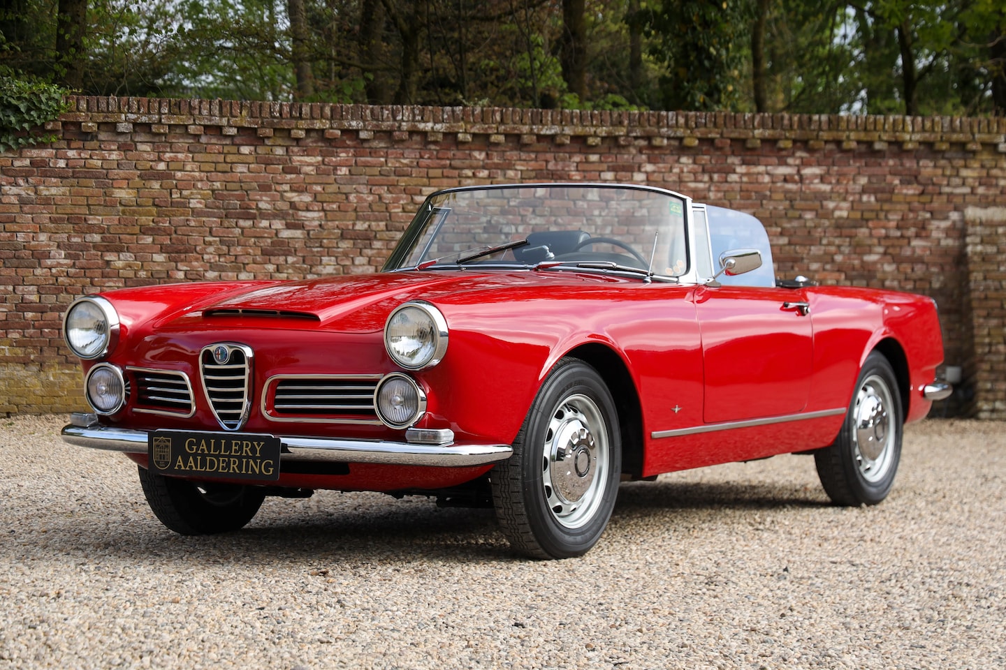 Alfa Romeo 2600 Spider - "Long term ownership" The former long-time family owner thoroughly enjoyed the Touring Spi - AutoWereld.nl