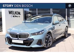 BMW 5-serie - 550e xDrive M Sport Automaat / Panoramadak / Achteruitrijcamera / Adaptief onderstel profe