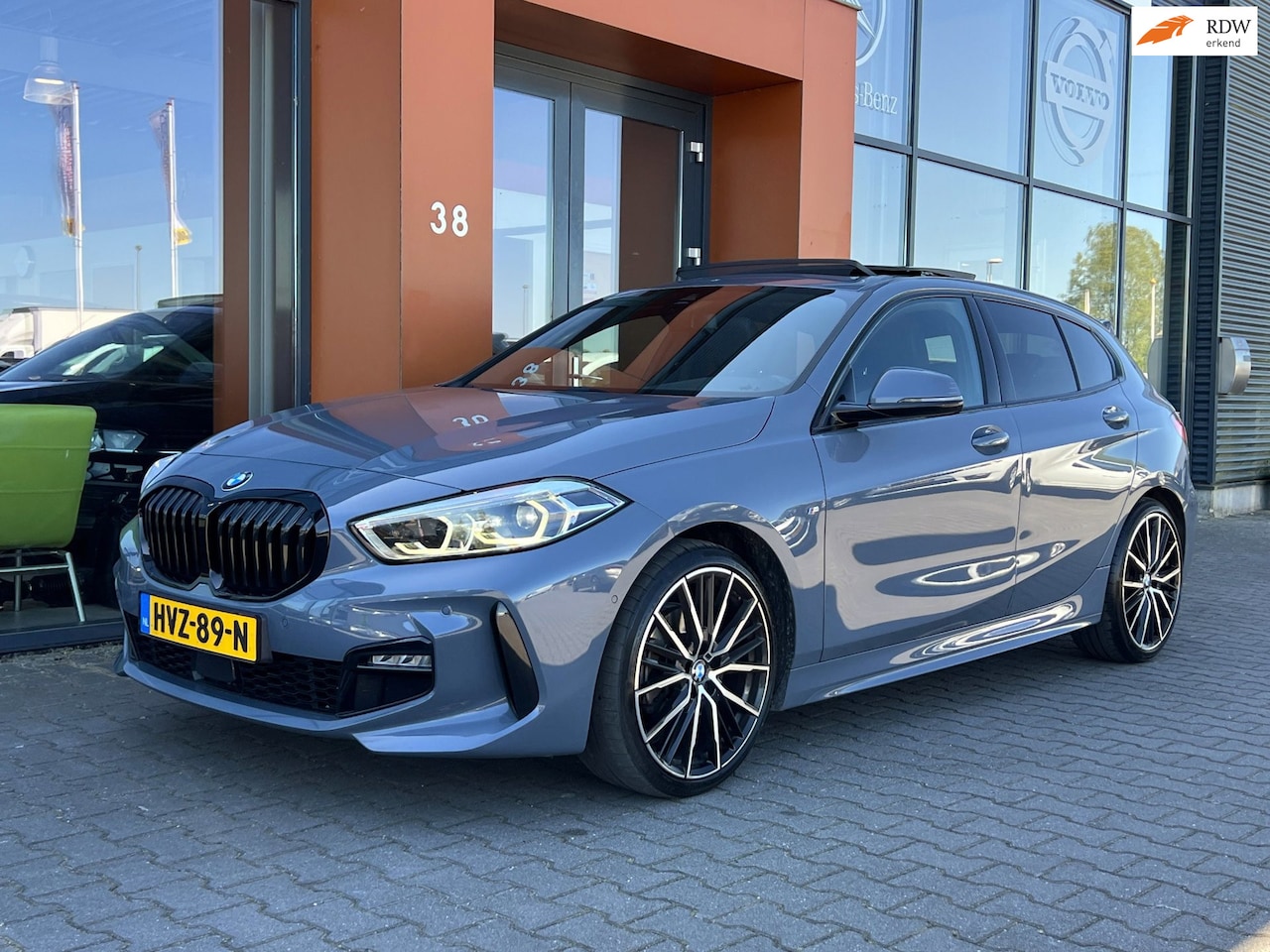BMW 1-serie - 118i automaat M-Pakket|Pano|Navi|Carplay|Camera - AutoWereld.nl