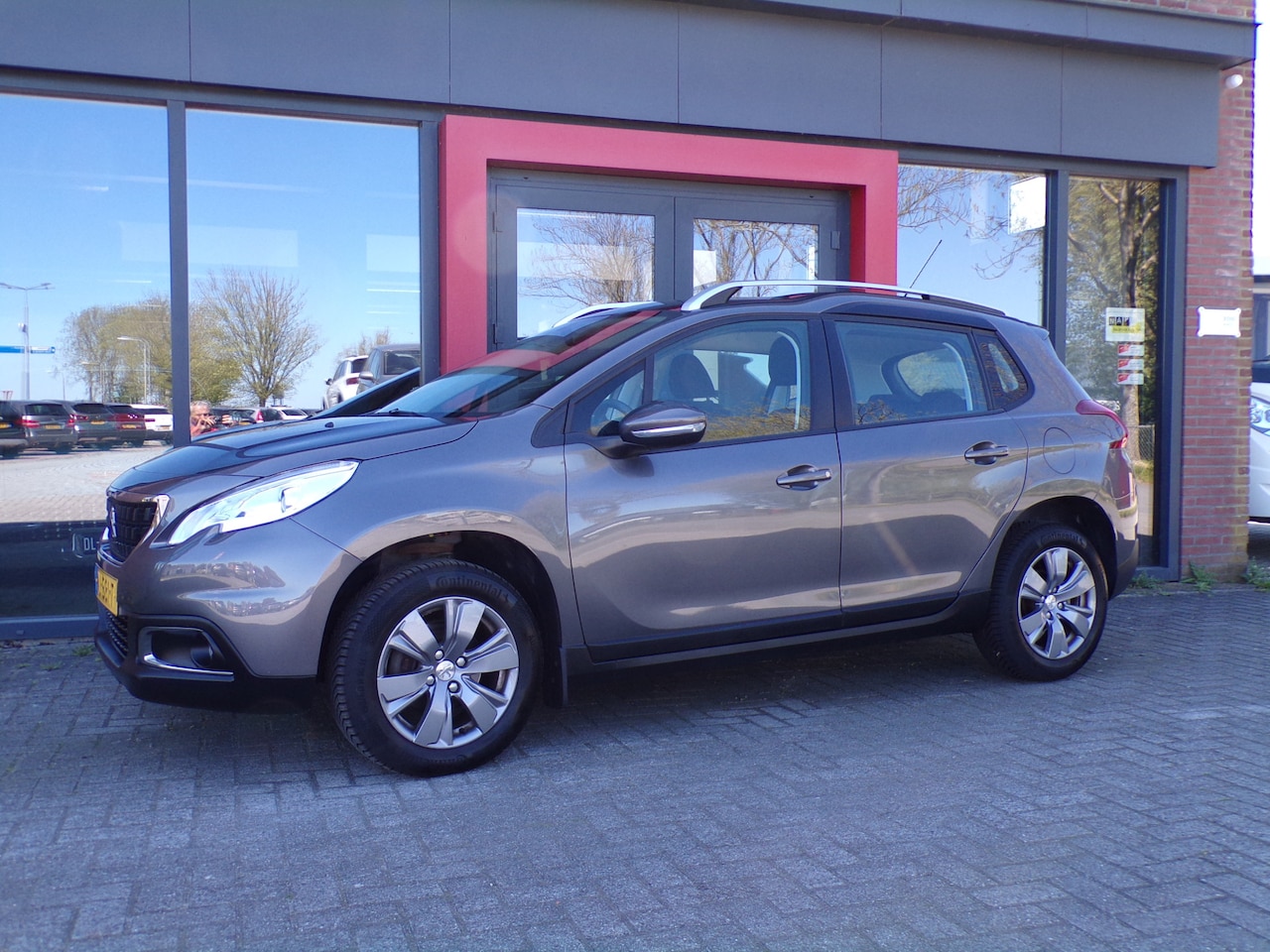Peugeot 2008 - 1.2 PureTech Blue Lion Navi PDC Cruise Carplay Trekhaak NAP! - AutoWereld.nl